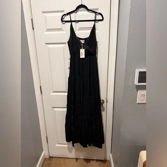 Chic Black Maxi Dress with Spaghetti Straps - Picture 5 of 8